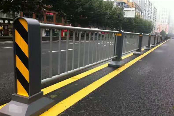 苏家屯公路防撞护栏